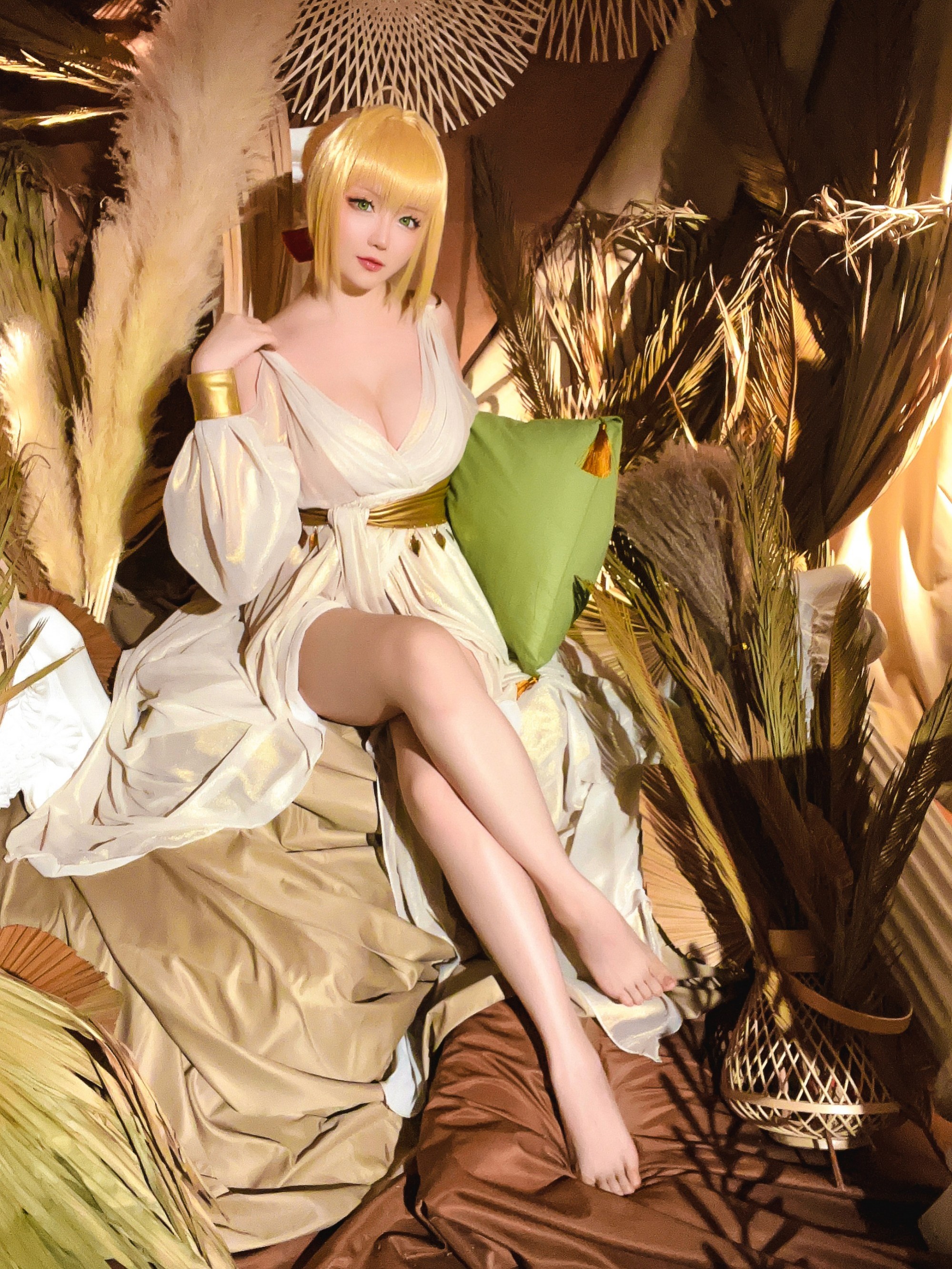 Hornycos - Vẻ đẹp tóc vàng cho thấy đôi chân của cô ấy (Patreon)