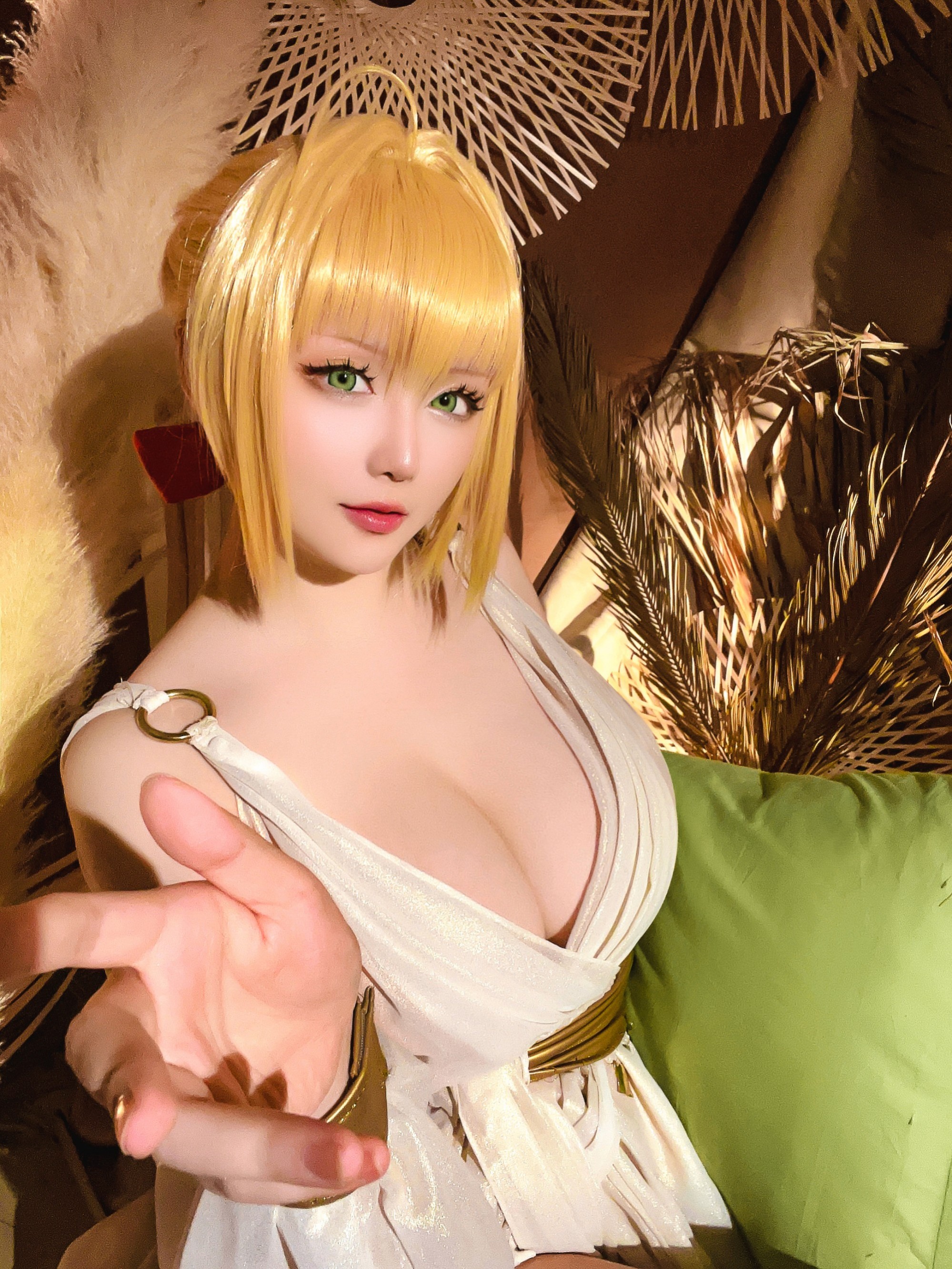 Hornycos - Vẻ đẹp tóc vàng cho thấy đôi chân của cô ấy (Patreon)
