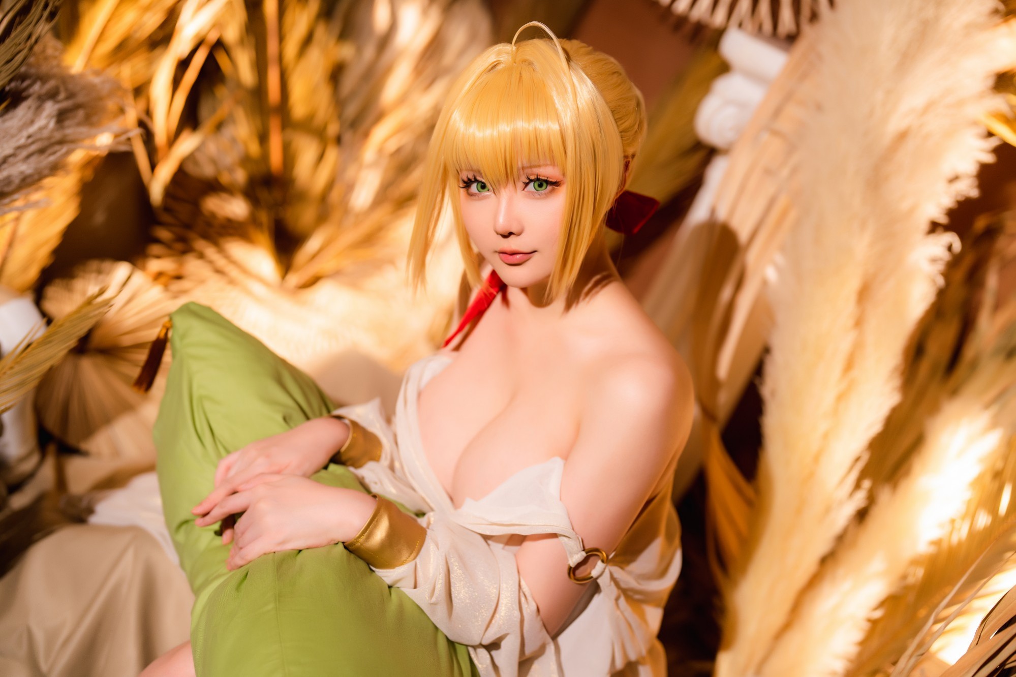 Hornycos - Vẻ đẹp tóc vàng cho thấy đôi chân của cô ấy (Patreon)