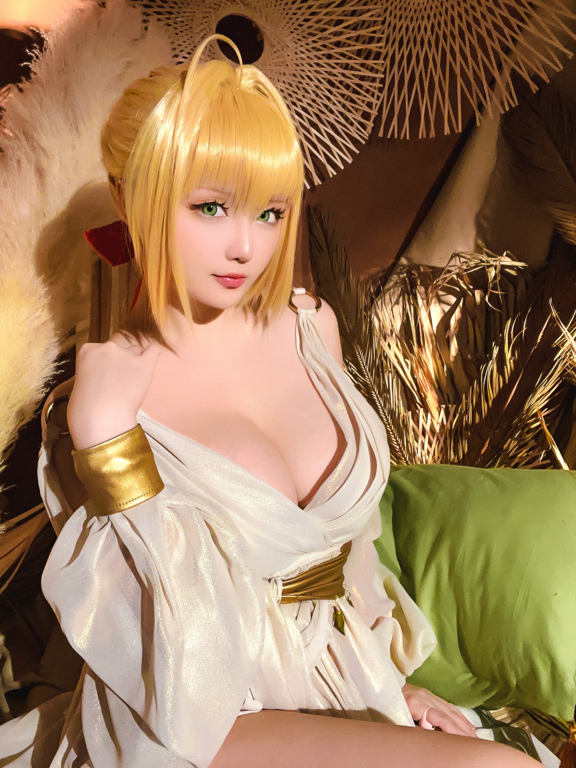 Hornycos - Vẻ đẹp tóc vàng cho thấy đôi chân của cô ấy (Patreon)