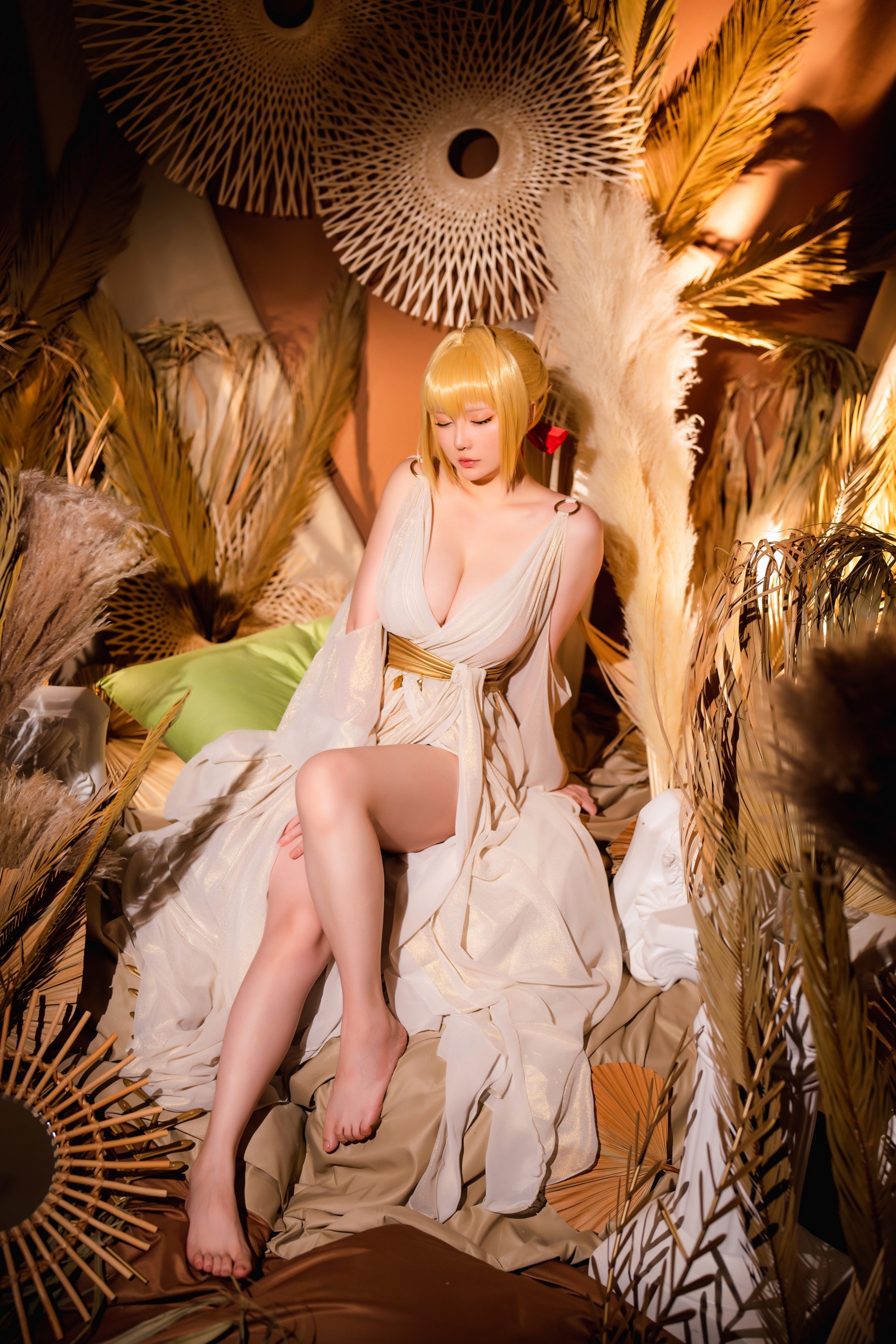 Hornycos - Vẻ đẹp tóc vàng cho thấy đôi chân của cô ấy (Patreon)