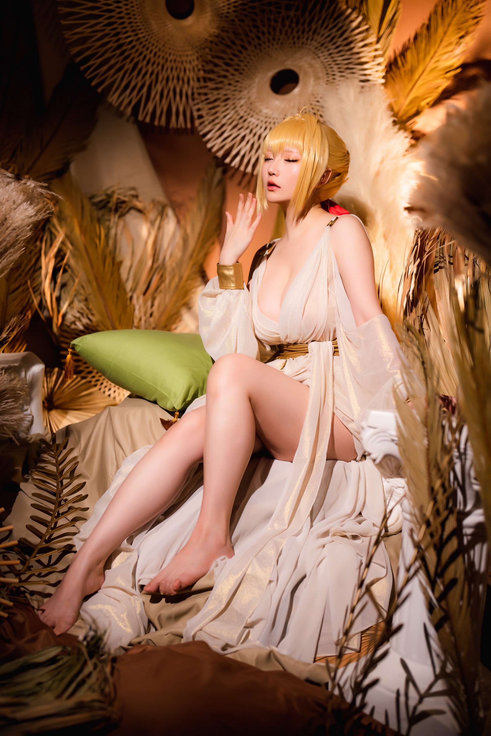 Hornycos - Vẻ đẹp tóc vàng cho thấy đôi chân của cô ấy (Patreon)