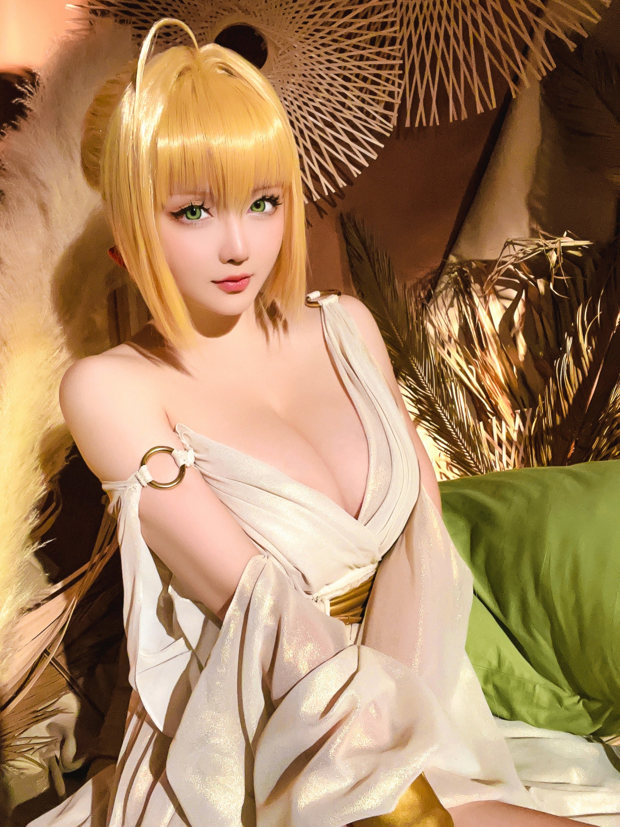 Hornycos - Vẻ đẹp tóc vàng cho thấy đôi chân của cô ấy (Patreon)