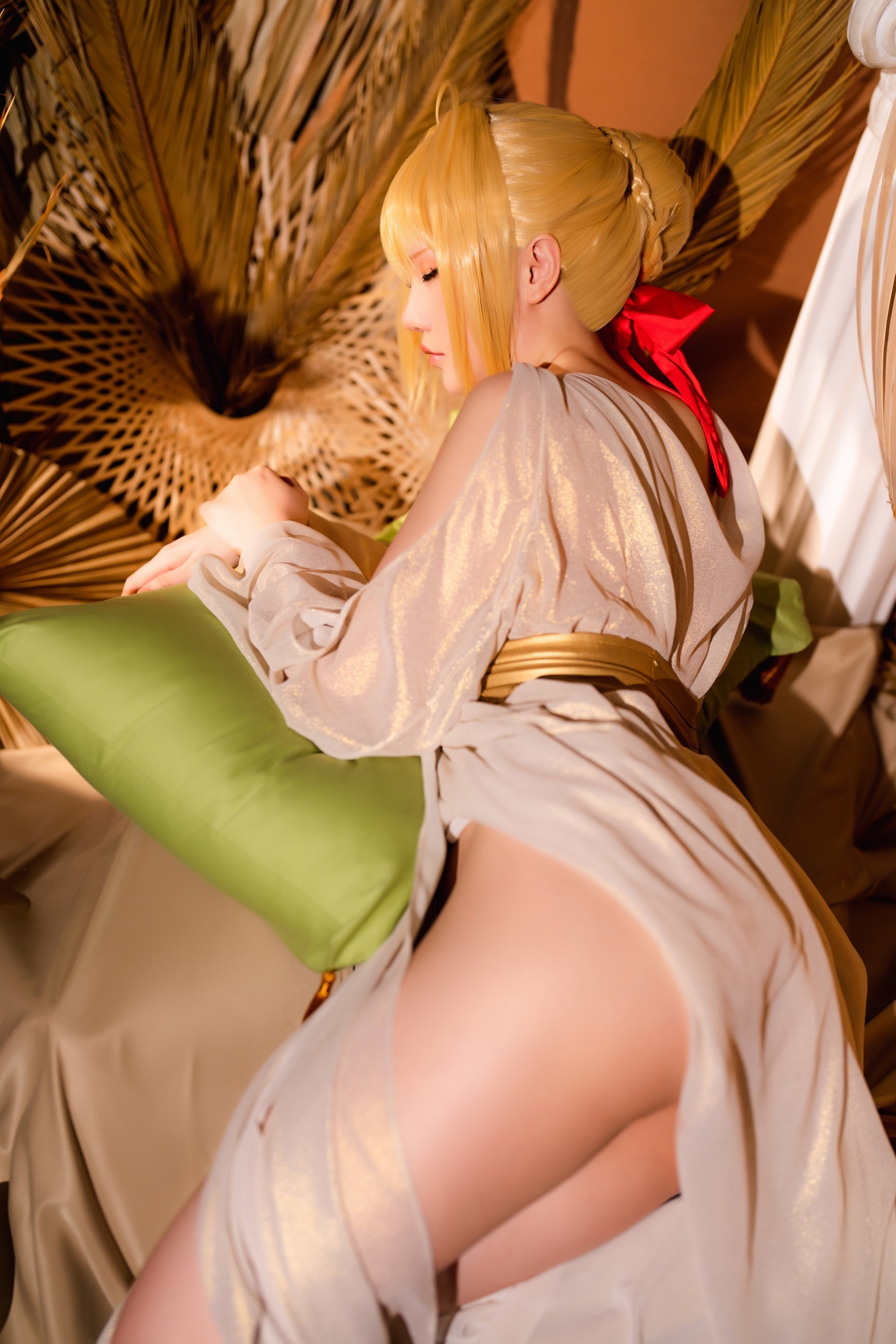 Hornycos - Vẻ đẹp tóc vàng cho thấy đôi chân của cô ấy (Patreon)