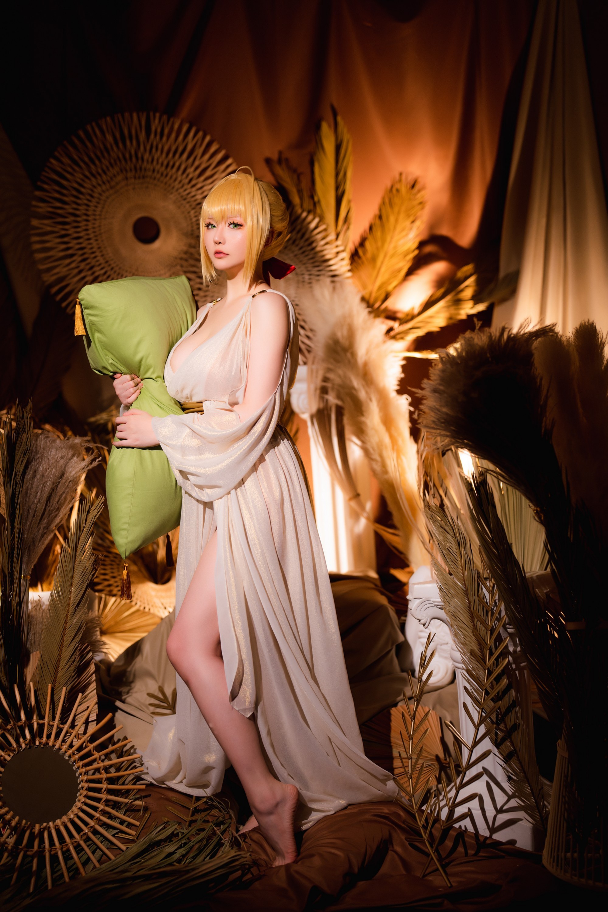 Hornycos - Vẻ đẹp tóc vàng cho thấy đôi chân của cô ấy (Patreon)