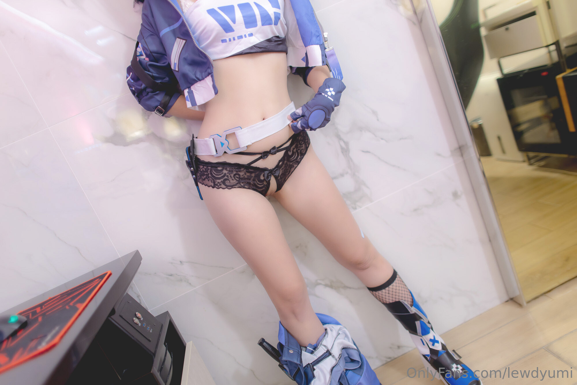 Lewd Yumi - Sói bạc