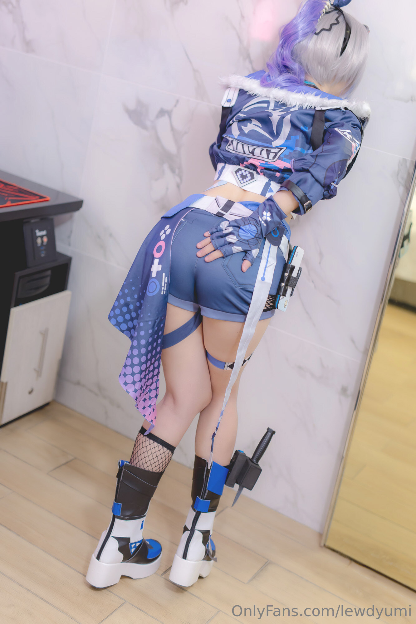 Lewd Yumi - Sói bạc