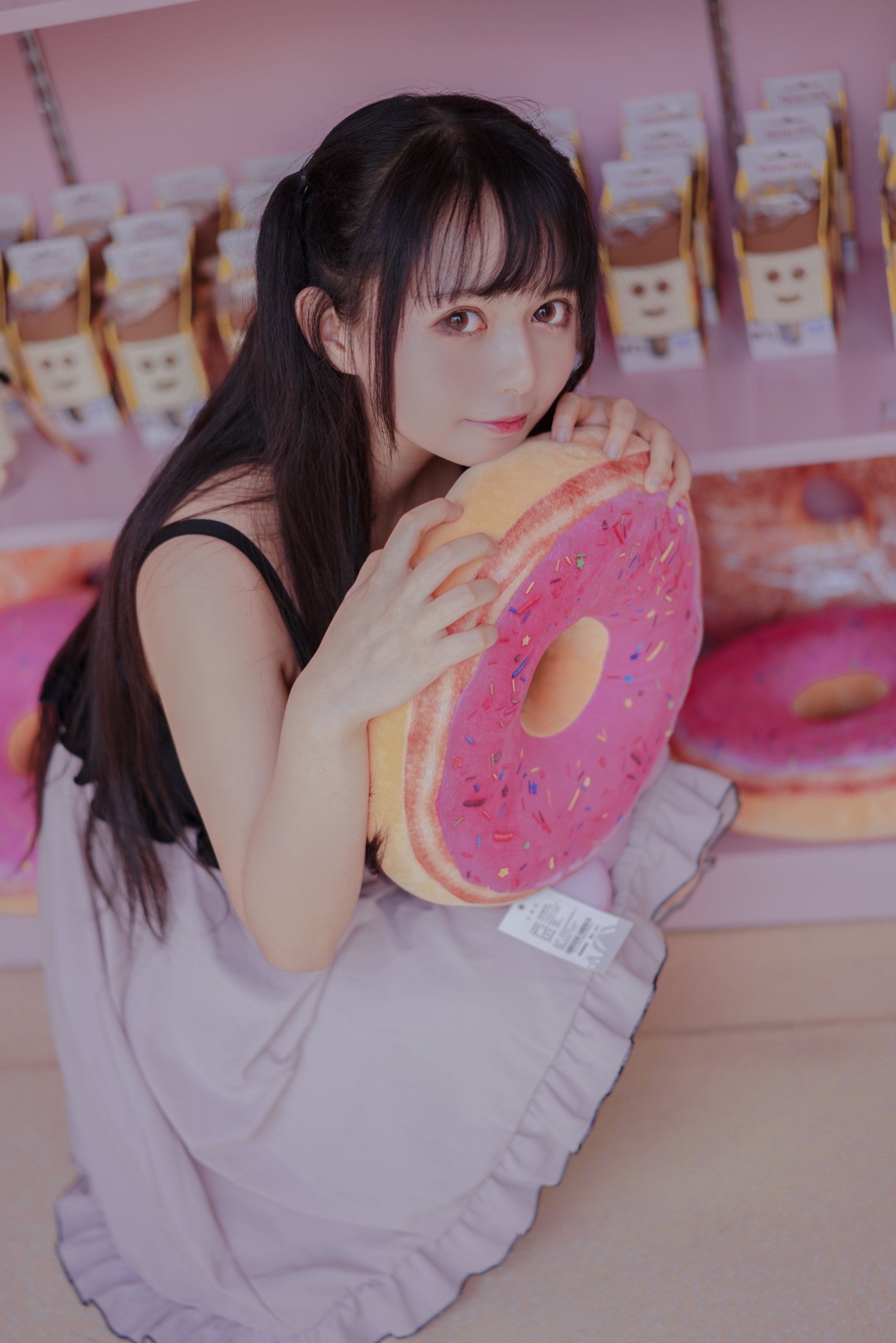 Con mèo đen ovo hồng