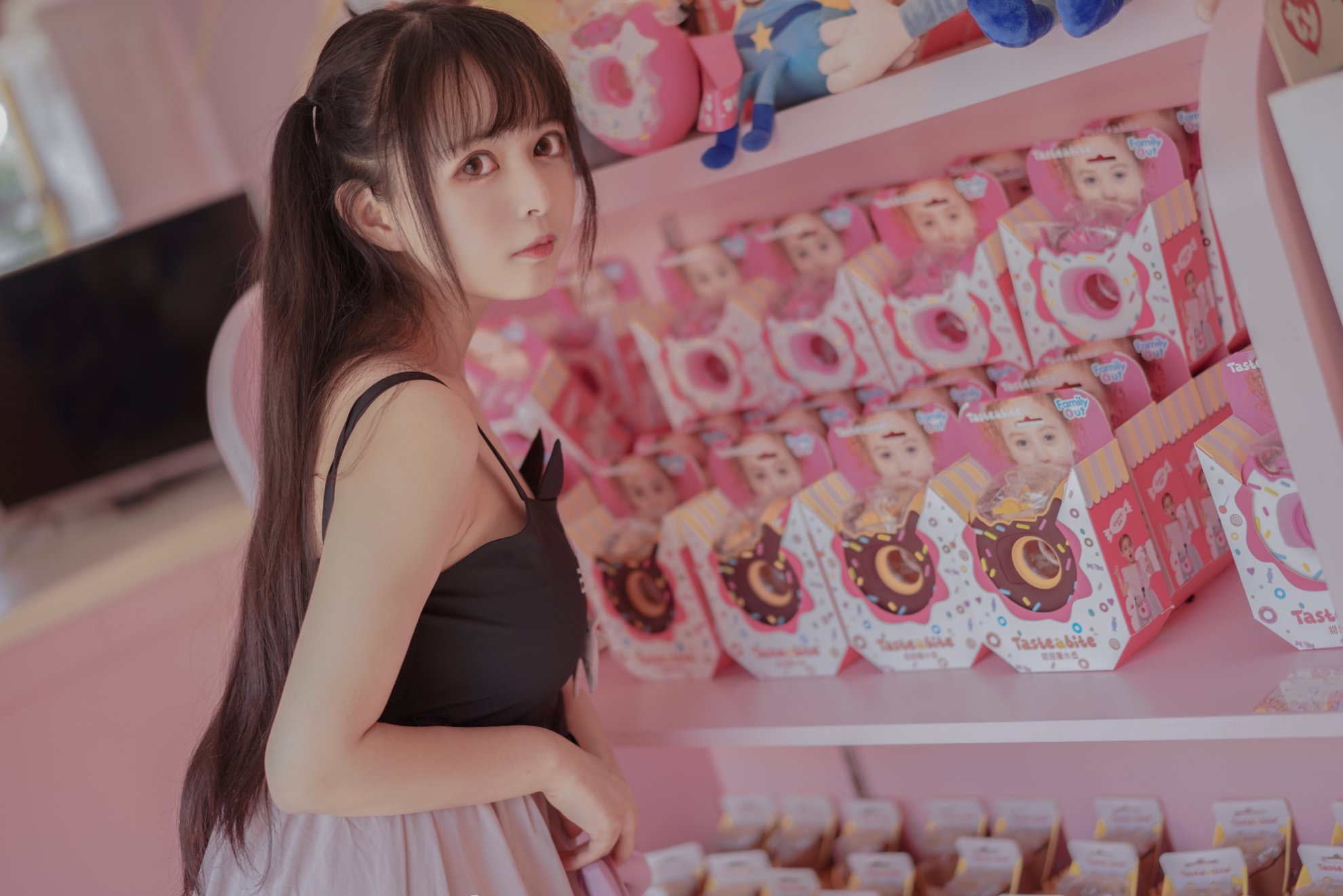 Con mèo đen ovo hồng