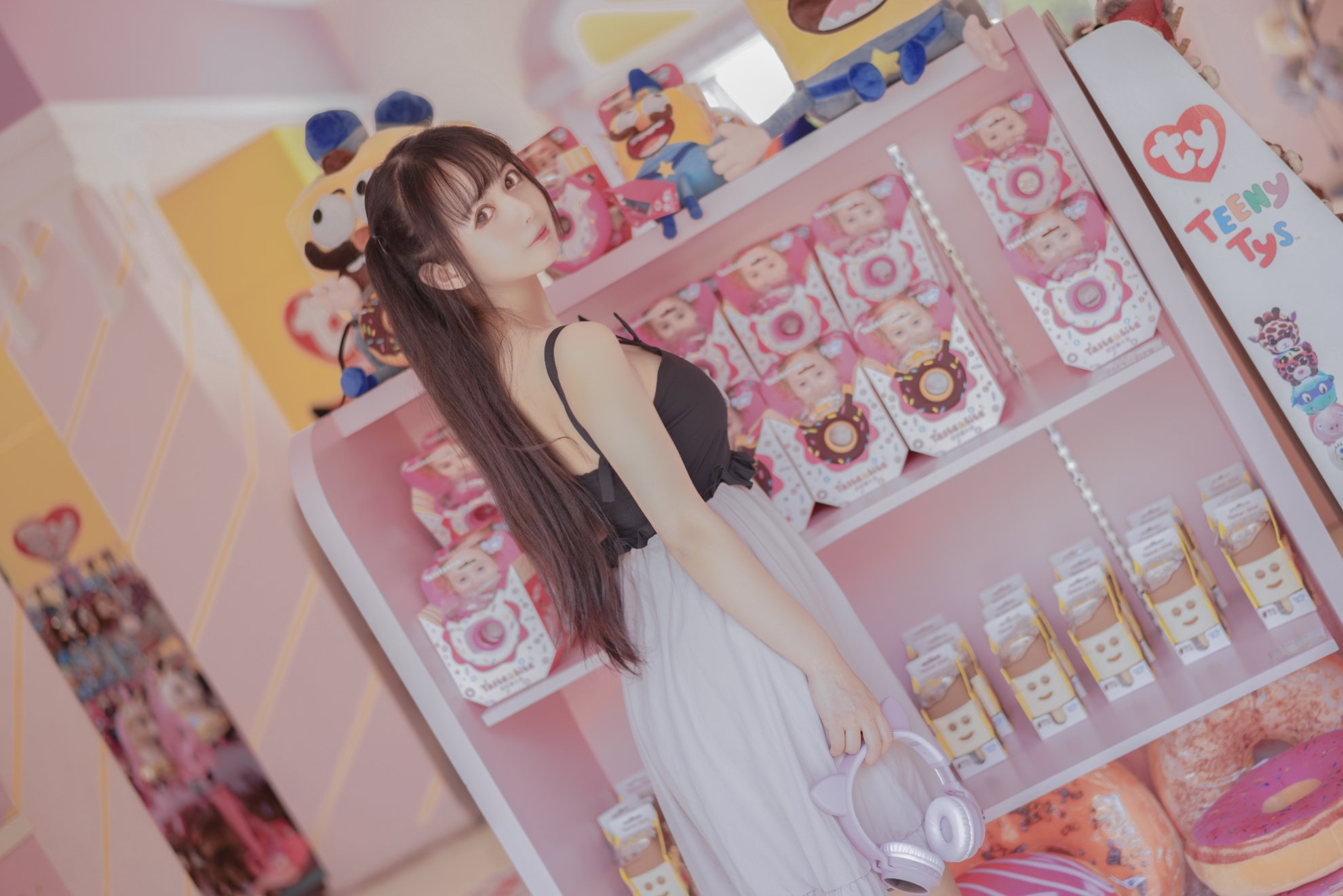 Con mèo đen ovo hồng