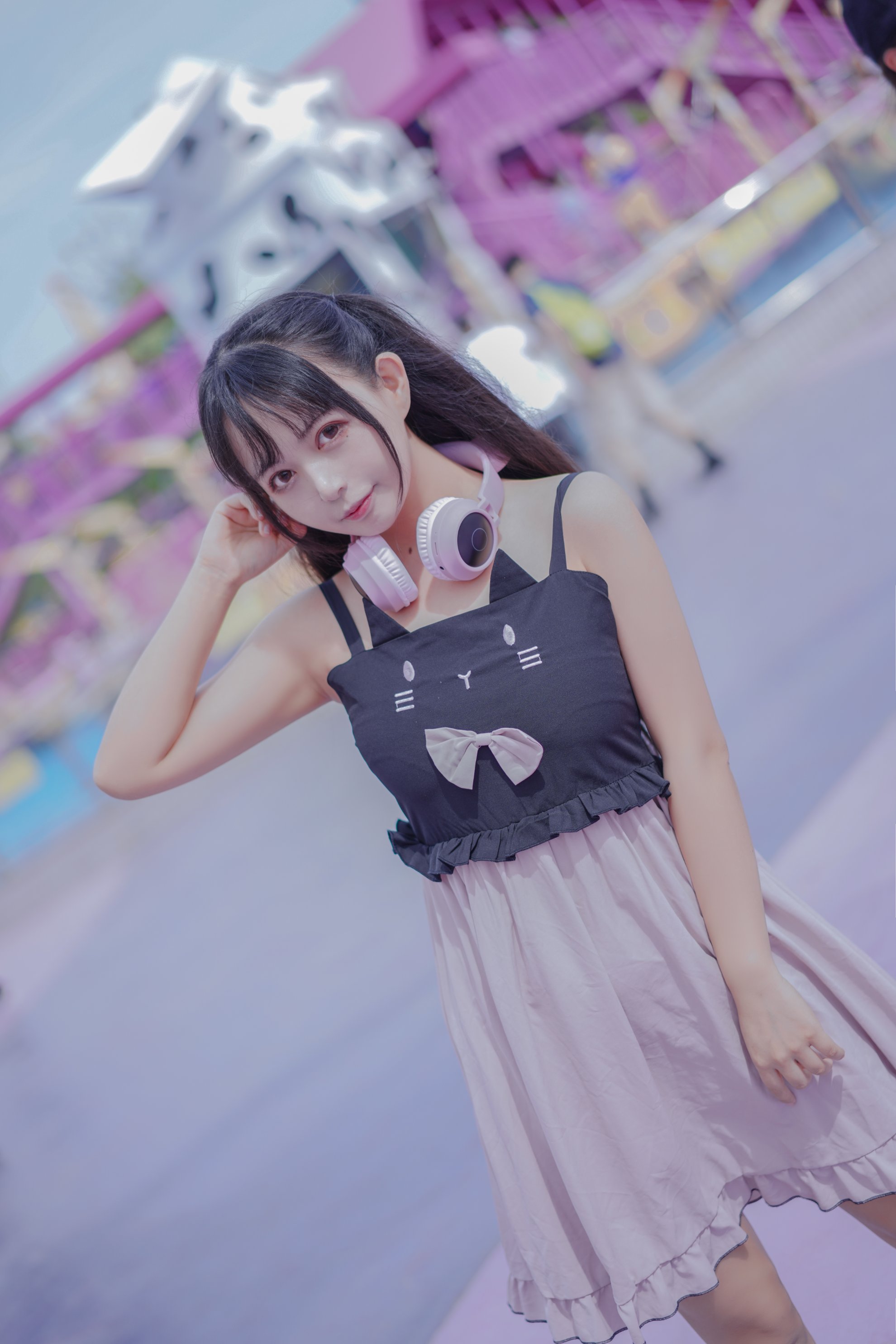 Con mèo đen ovo hồng