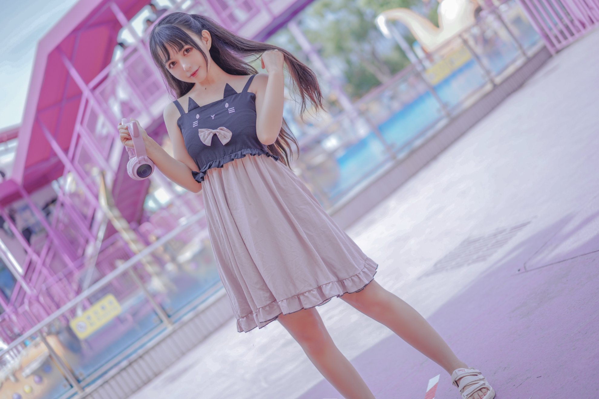 Con mèo đen ovo hồng