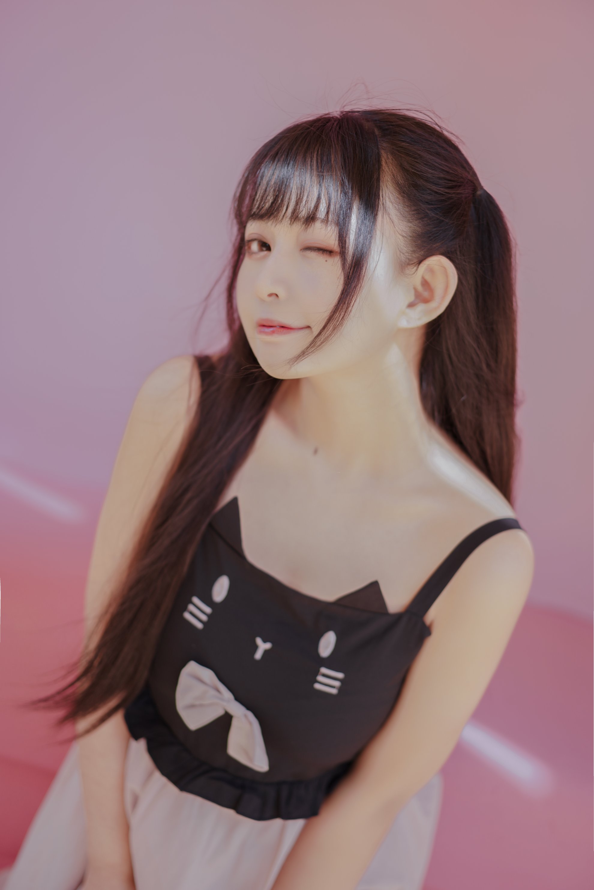 Con mèo đen ovo hồng