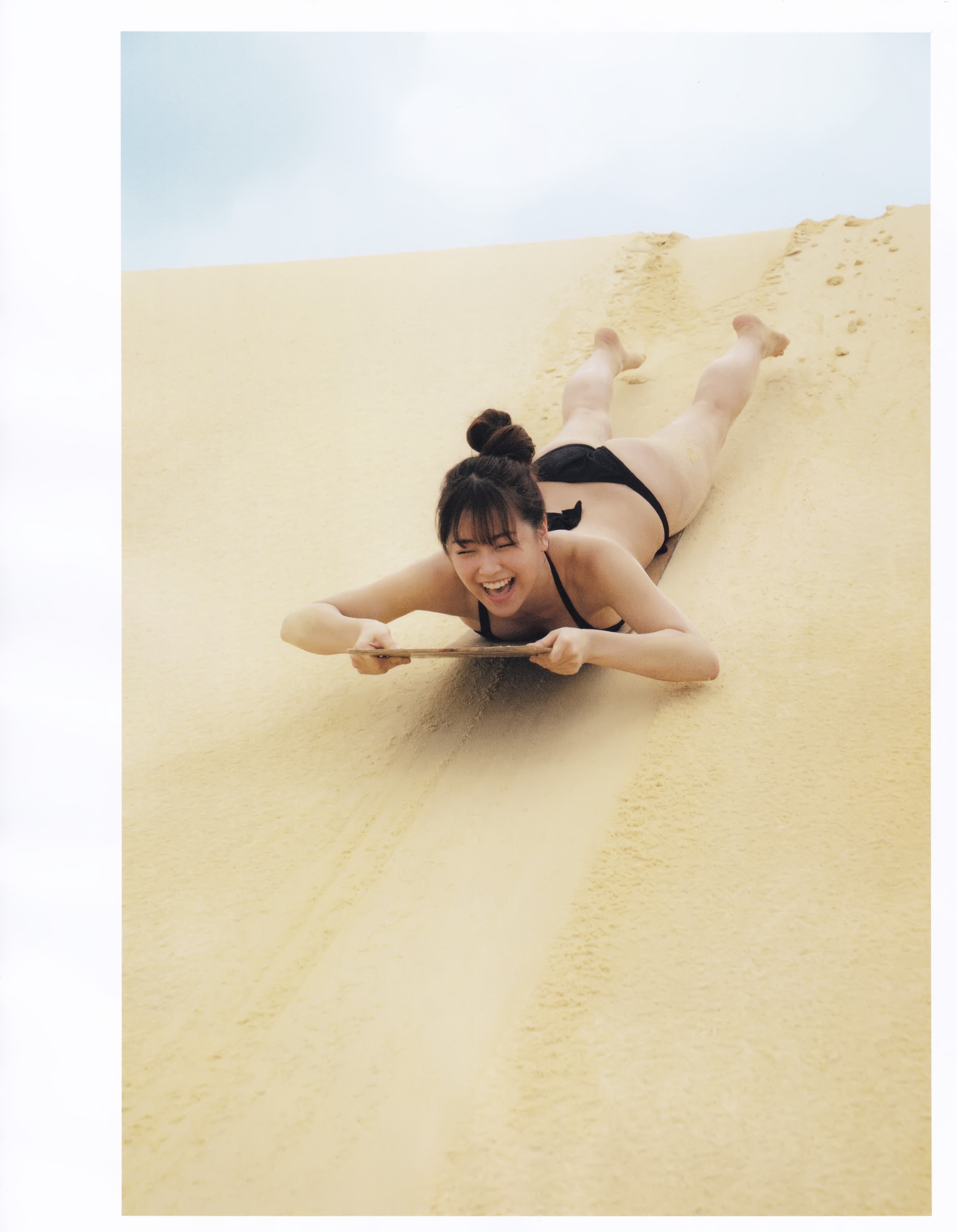 2019.06.19 Sách ảnh đầu tiên của Shirama Miru Love Rush