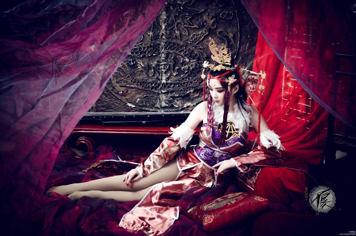 "Người đàn ông xấu trên thế giới" Hoàng hậu & Vua Qi C O S P L A Y