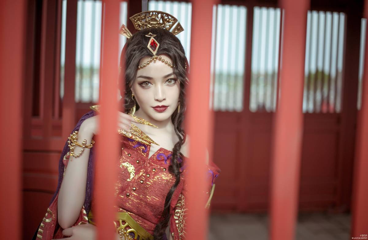 "Kiếm sĩ yêu ba" Kiếm romu nhảy C O S P L A Y