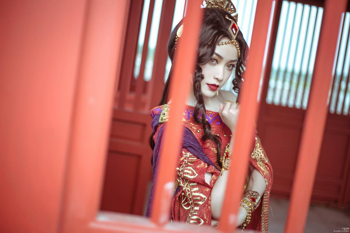 "Kiếm sĩ yêu ba" Kiếm romu nhảy C O S P L A Y