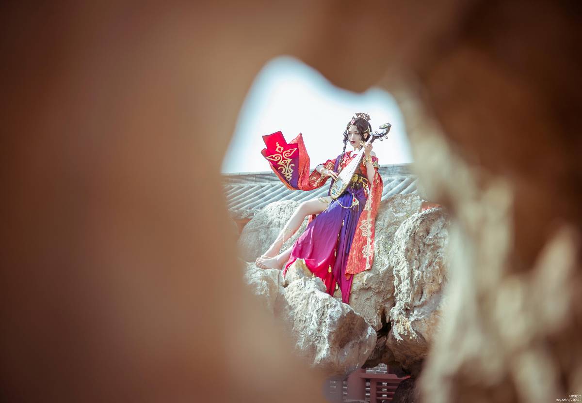 "Kiếm sĩ yêu ba" Kiếm romu nhảy C O S P L A Y