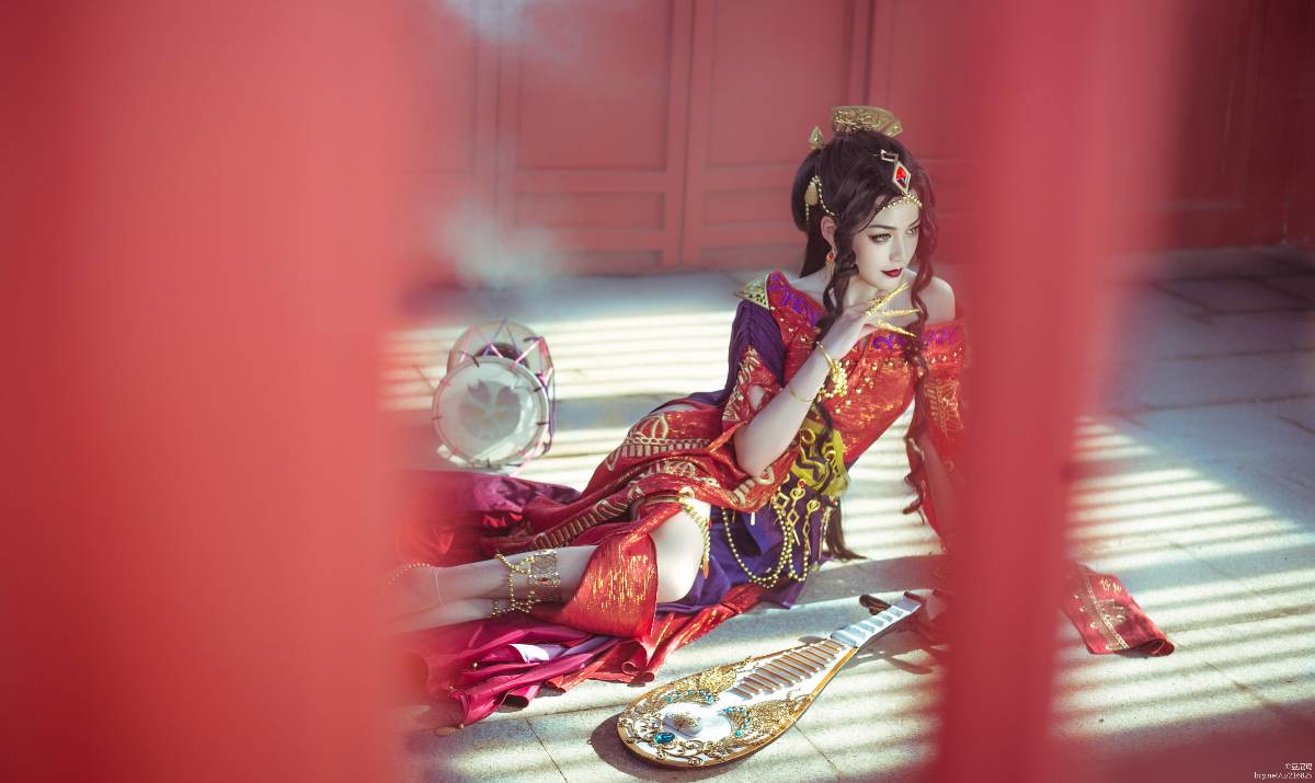 "Kiếm sĩ yêu ba" Kiếm romu nhảy C O S P L A Y