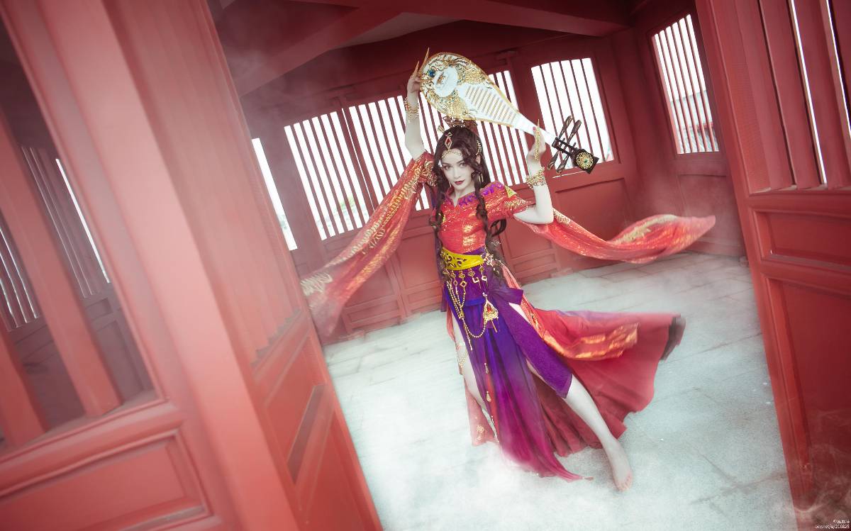 "Kiếm sĩ yêu ba" Kiếm romu nhảy C O S P L A Y