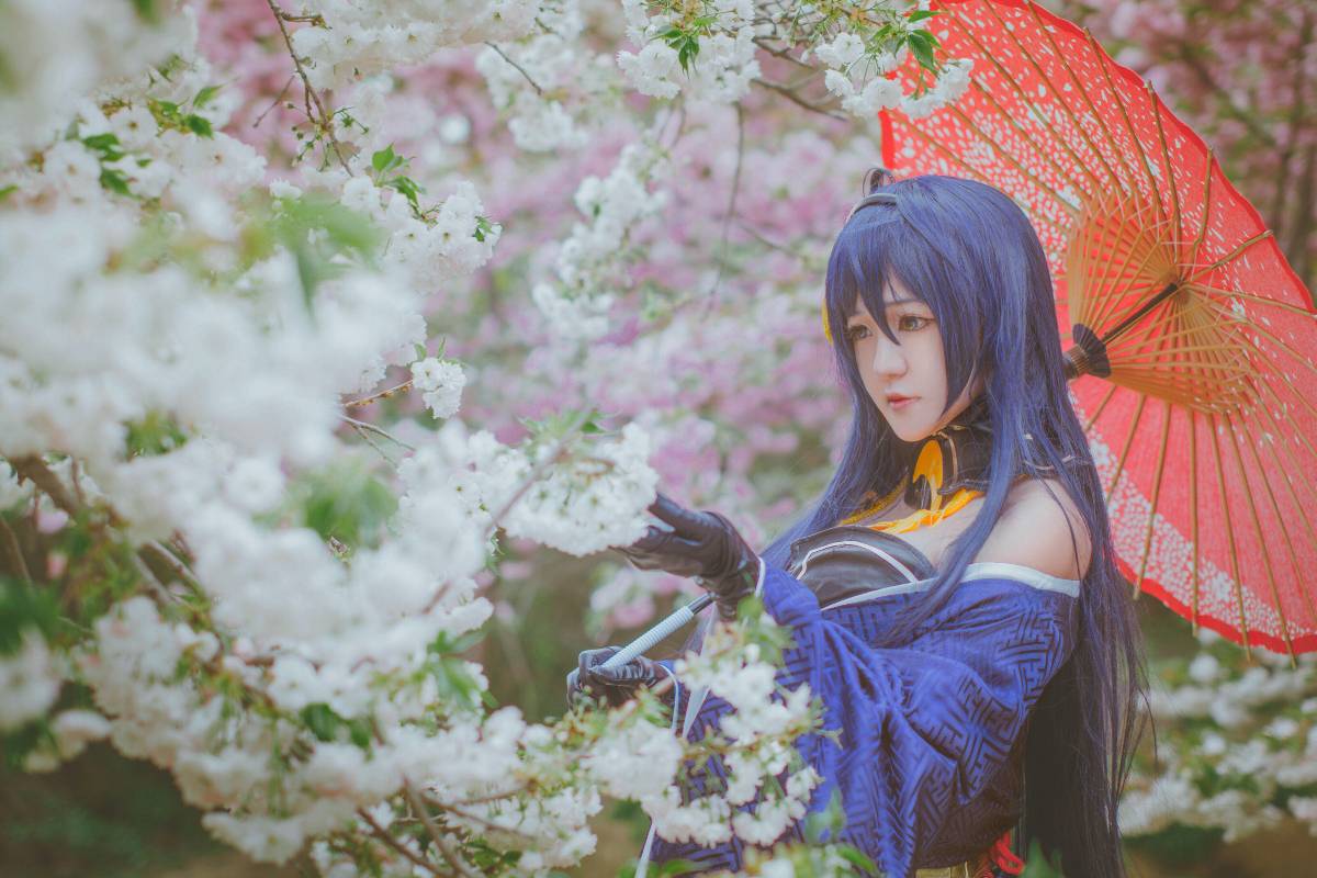 "Thanh kiếm và thanh kiếm" ba mặt trời và mặt trăng c o s p l a y