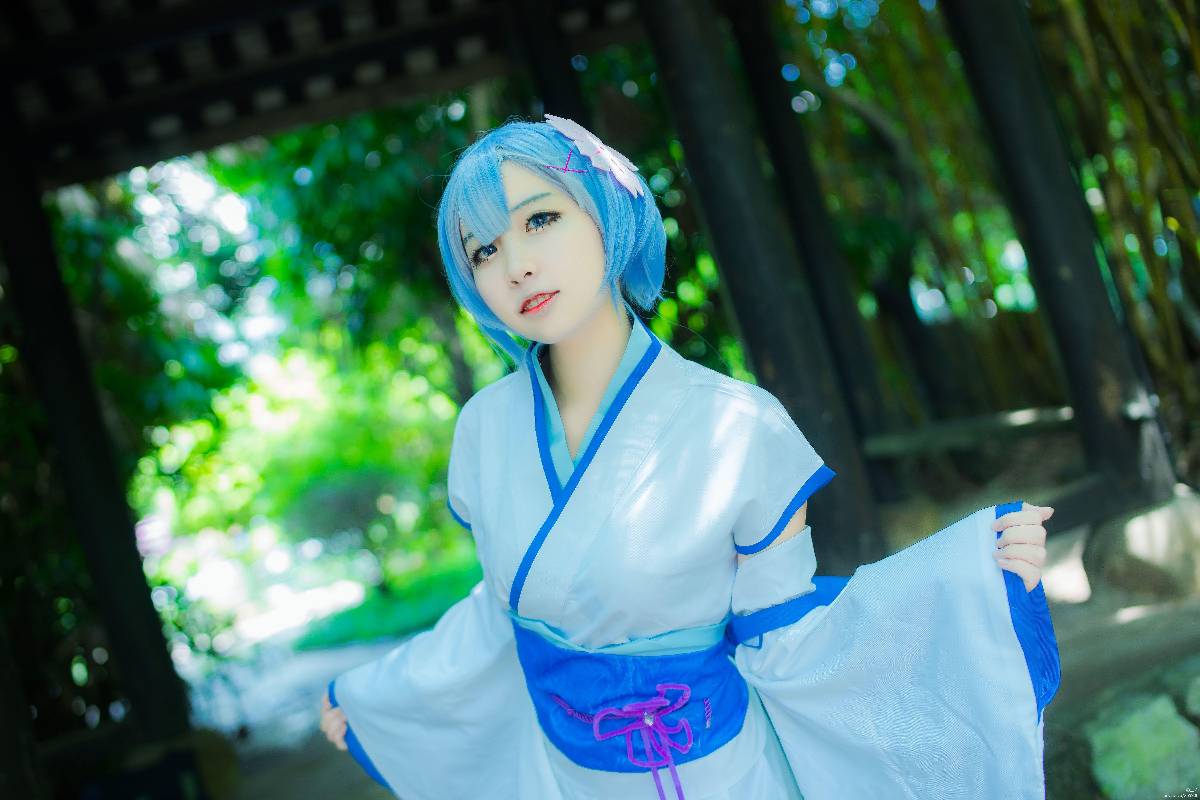 "Cuộc sống ở một thế giới khác từ đầu", thời thơ ấu của Kimono c o s p l a y