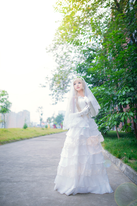 "Chúng tôi vẫn không biết tên của bông hoa mà chúng ta thấy ngày hôm đó" mã cô dâu c o s p l a y