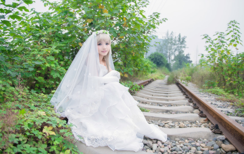 "Chúng tôi vẫn không biết tên của bông hoa mà chúng ta thấy ngày hôm đó" mã cô dâu c o s p l a y