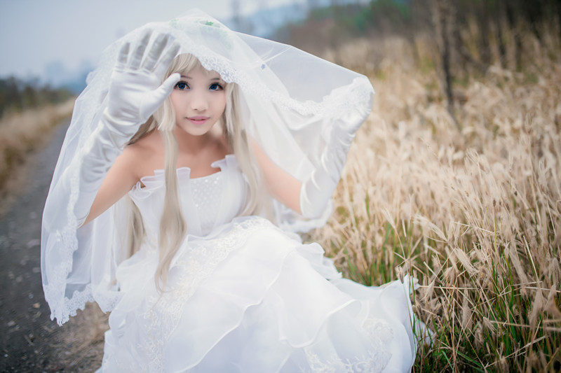 "Chúng tôi vẫn không biết tên của bông hoa mà chúng ta thấy ngày hôm đó" mã cô dâu c o s p l a y