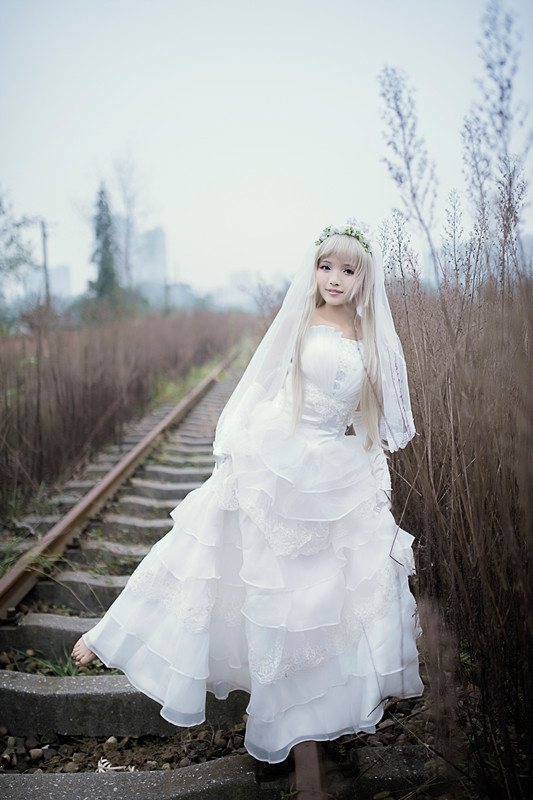 "Chúng tôi vẫn không biết tên của bông hoa mà chúng ta thấy ngày hôm đó" mã cô dâu c o s p l a y