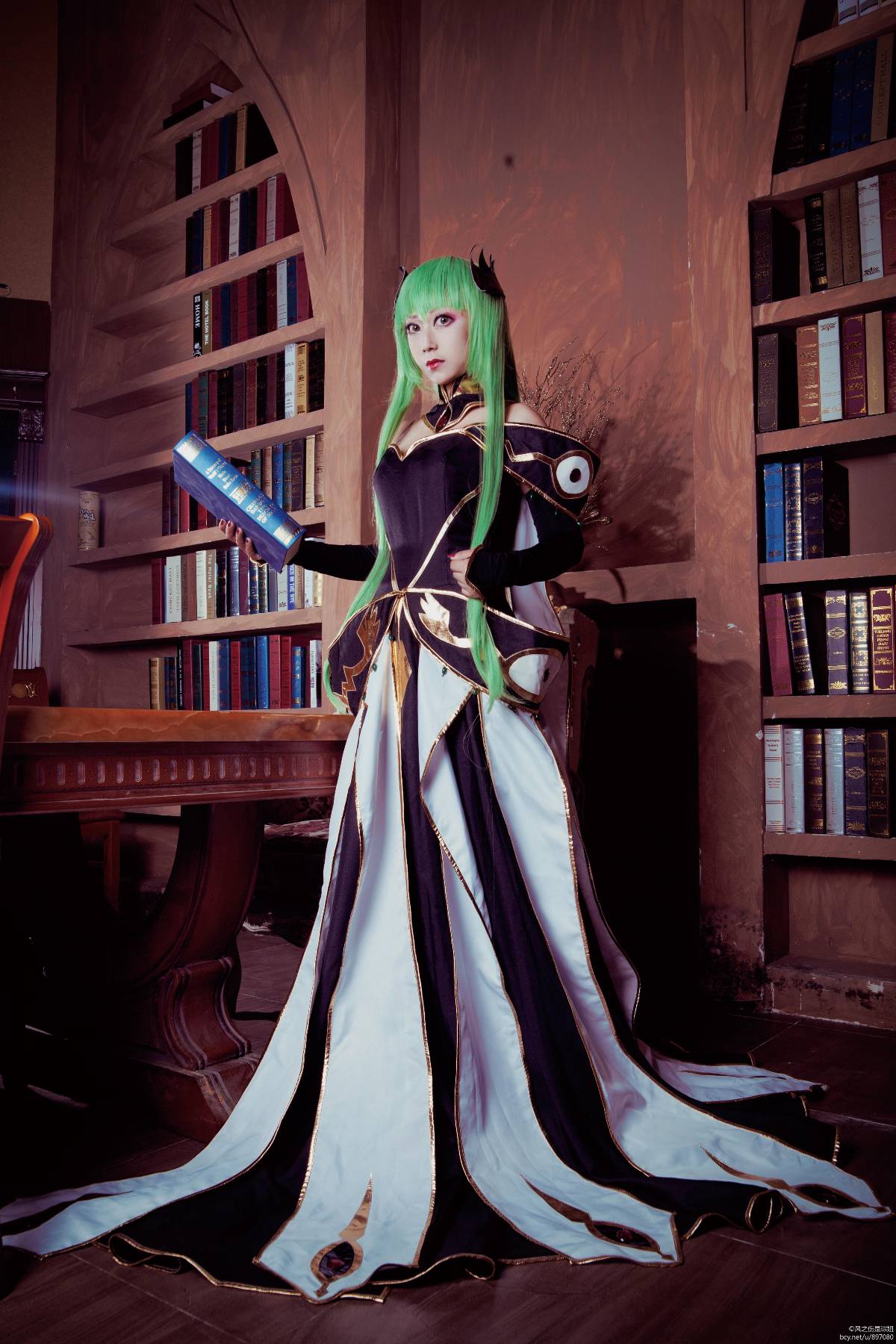 "Code gasss" c.c ed hình minh họa nữ hoàng c o s p l a y