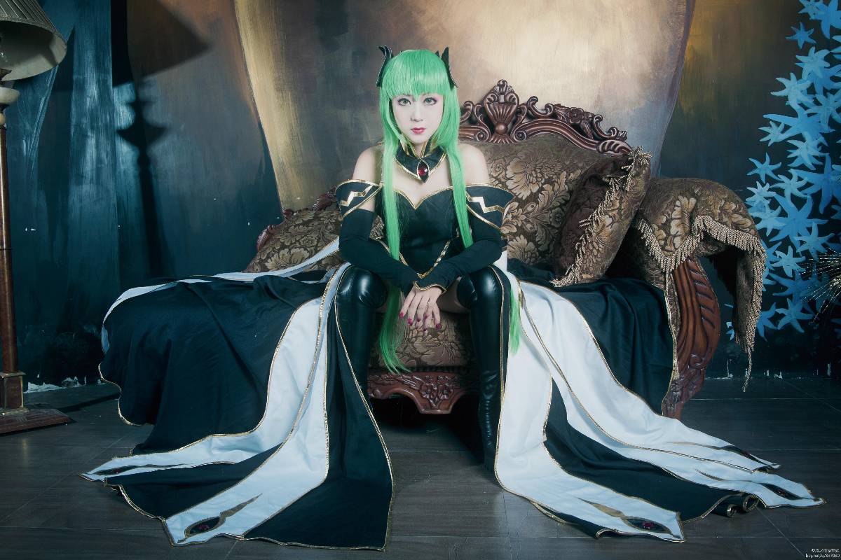 "Code gasss" c.c ed hình minh họa nữ hoàng c o s p l a y