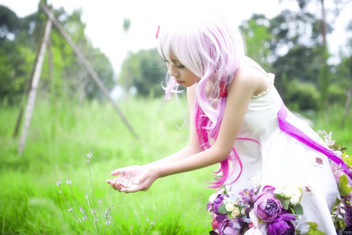 "Vương miện tội lỗi" cầu nguyện cho những bông hoa trắng c o s p l a y