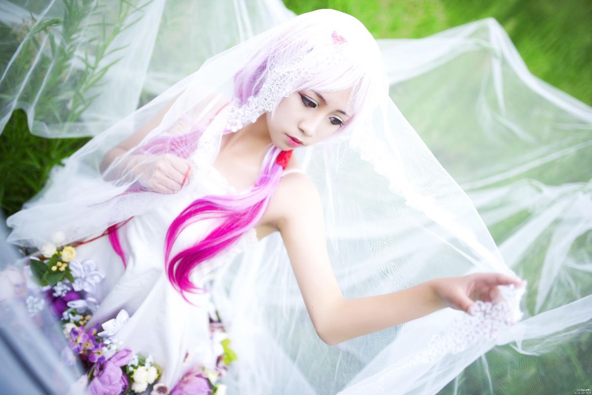 "Vương miện tội lỗi" cầu nguyện cho những bông hoa trắng c o s p l a y