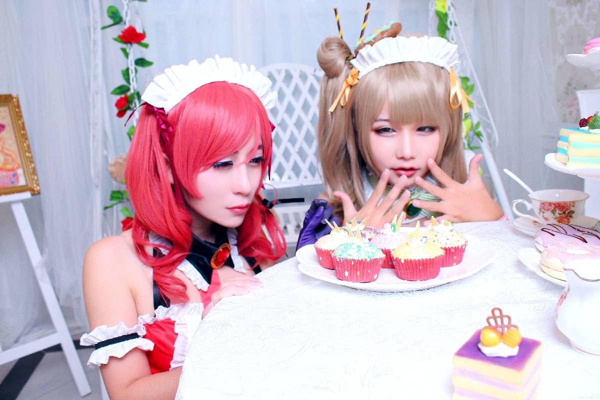 Tình yêu đến uống trà chiều với những người giúp việc c o s p l a y