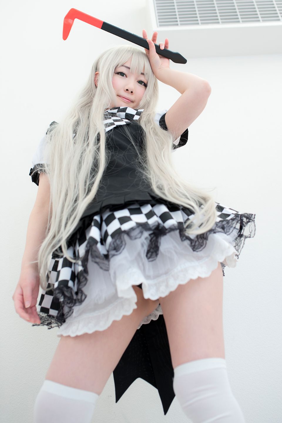 Nyarko cạo râu bò với bộ đồ bơi và vớ đầu gối yêu thích của cô ấy!