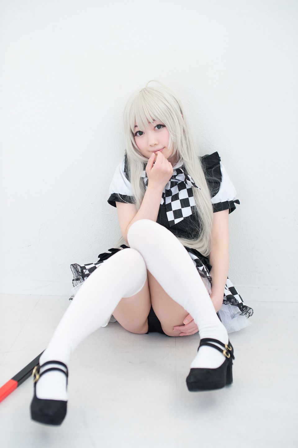 Nyarko cạo râu bò với bộ đồ bơi và vớ đầu gối yêu thích của cô ấy!