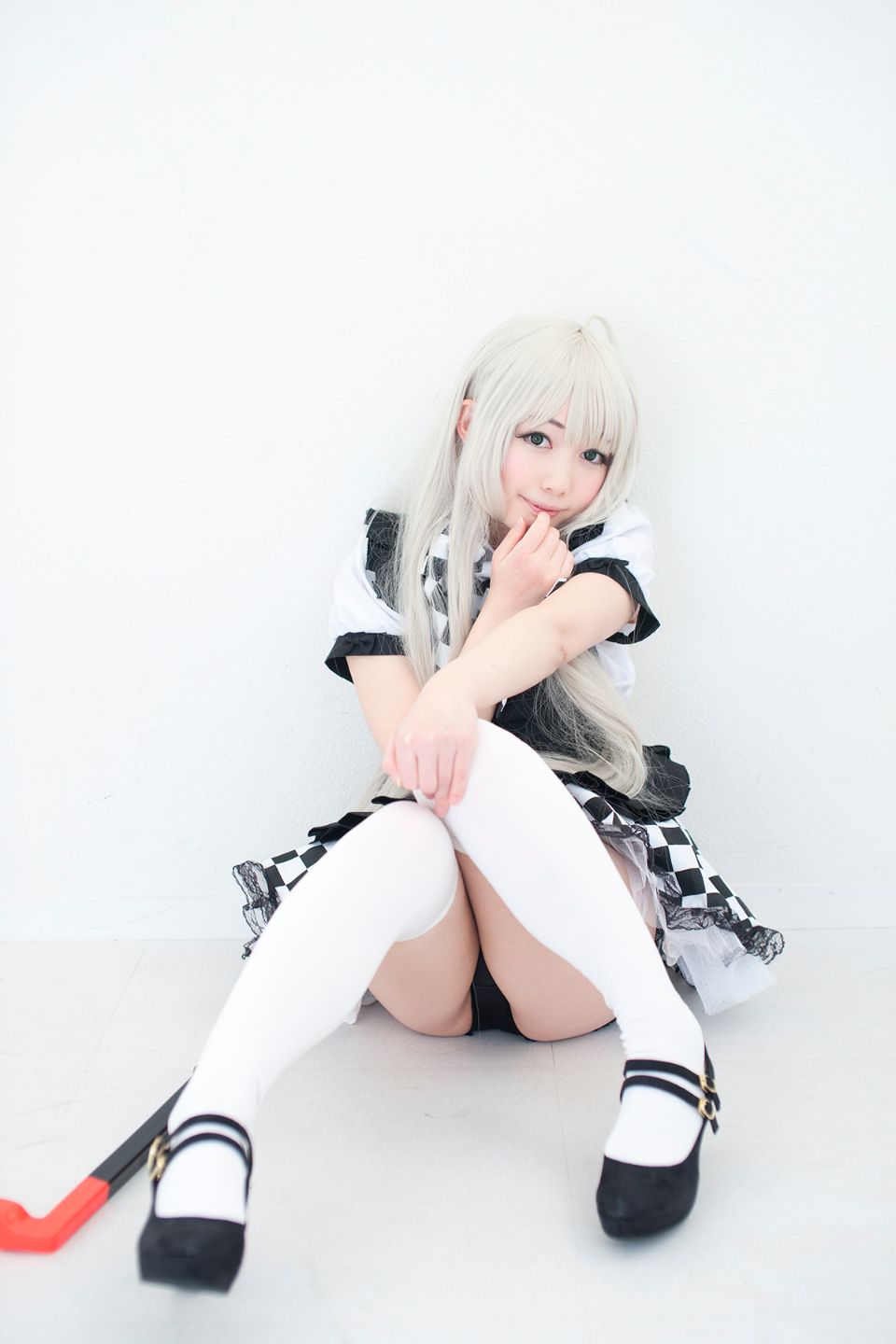 Nyarko cạo râu bò với bộ đồ bơi và vớ đầu gối yêu thích của cô ấy!