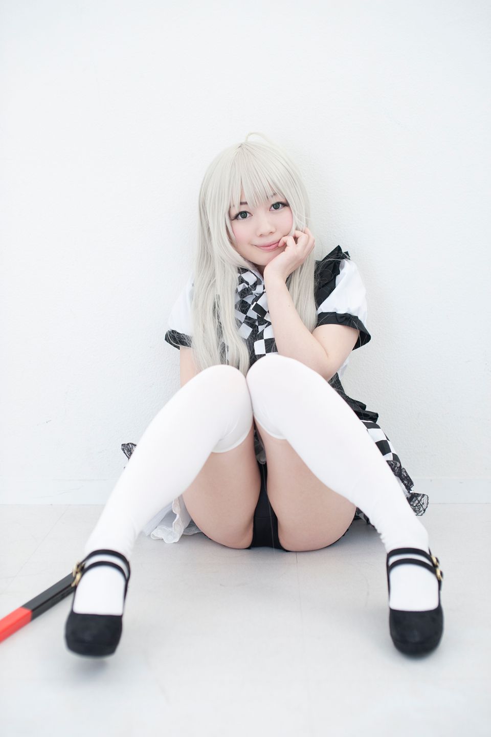 Nyarko cạo râu bò với bộ đồ bơi và vớ đầu gối yêu thích của cô ấy!