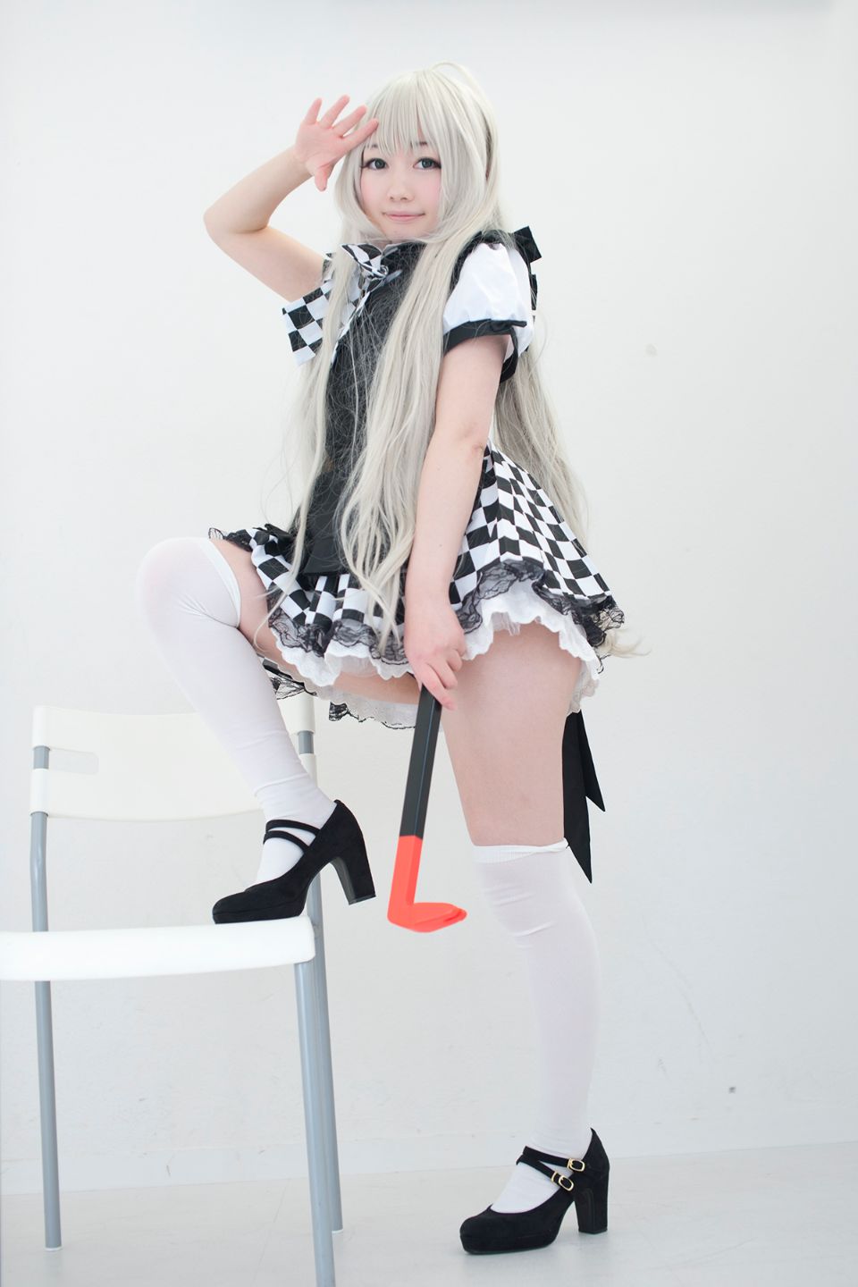 Nyarko cạo râu bò với bộ đồ bơi và vớ đầu gối yêu thích của cô ấy!