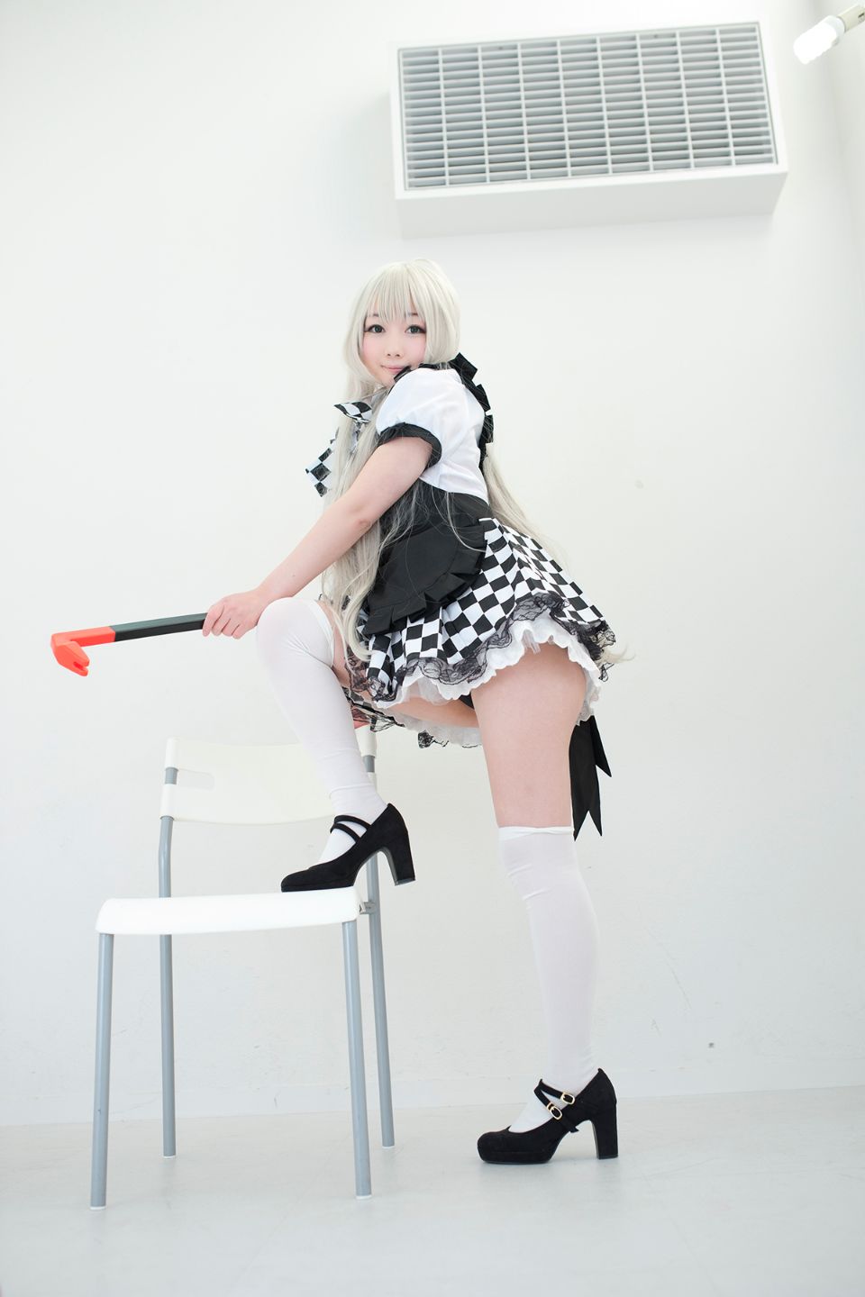 Nyarko cạo râu bò với bộ đồ bơi và vớ đầu gối yêu thích của cô ấy!