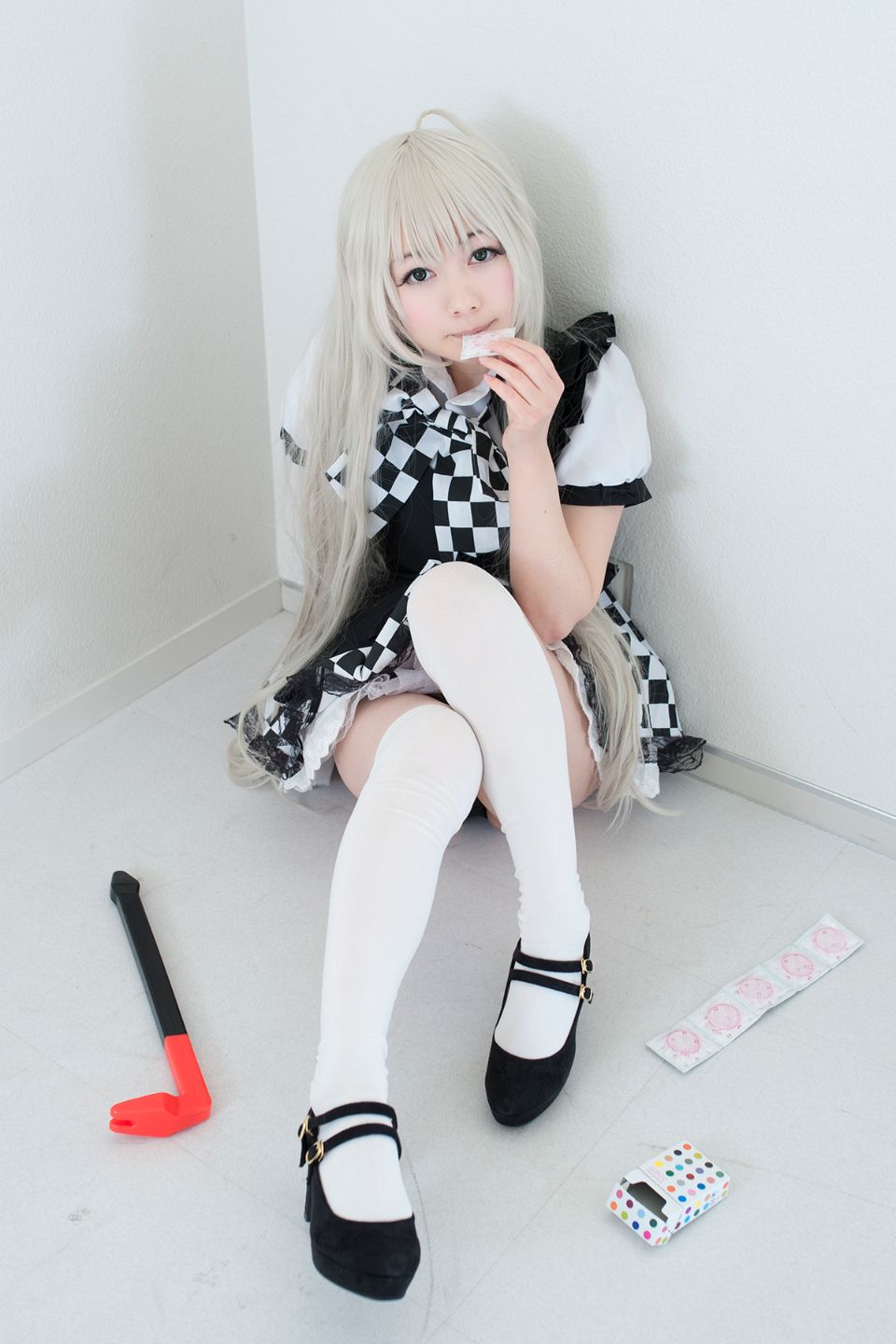 Nyarko cạo râu bò với bộ đồ bơi và vớ đầu gối yêu thích của cô ấy!