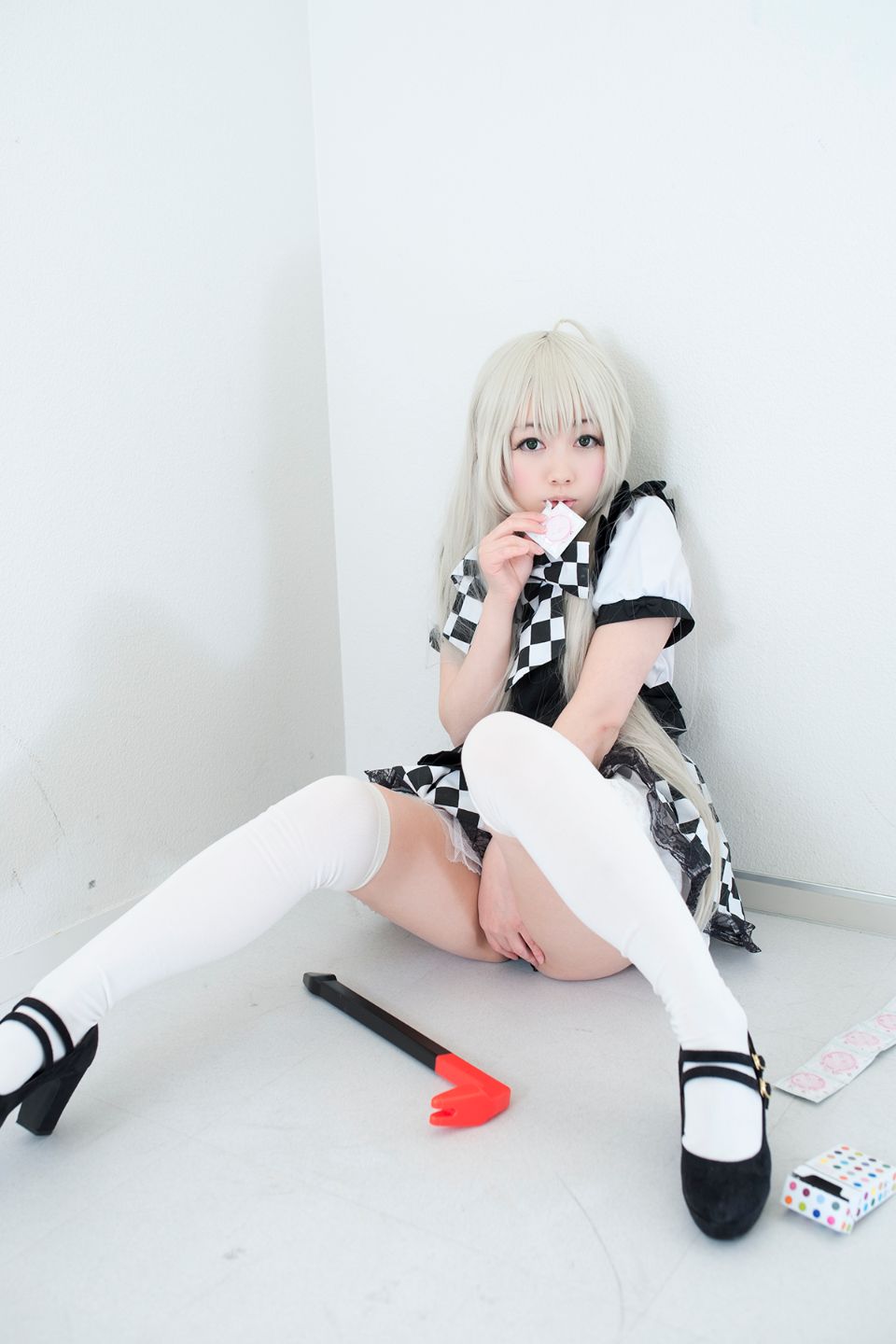 Nyarko cạo râu bò với bộ đồ bơi và vớ đầu gối yêu thích của cô ấy!