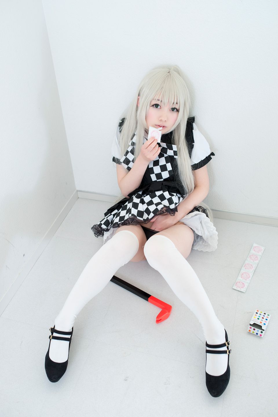 Nyarko cạo râu bò với bộ đồ bơi và vớ đầu gối yêu thích của cô ấy!