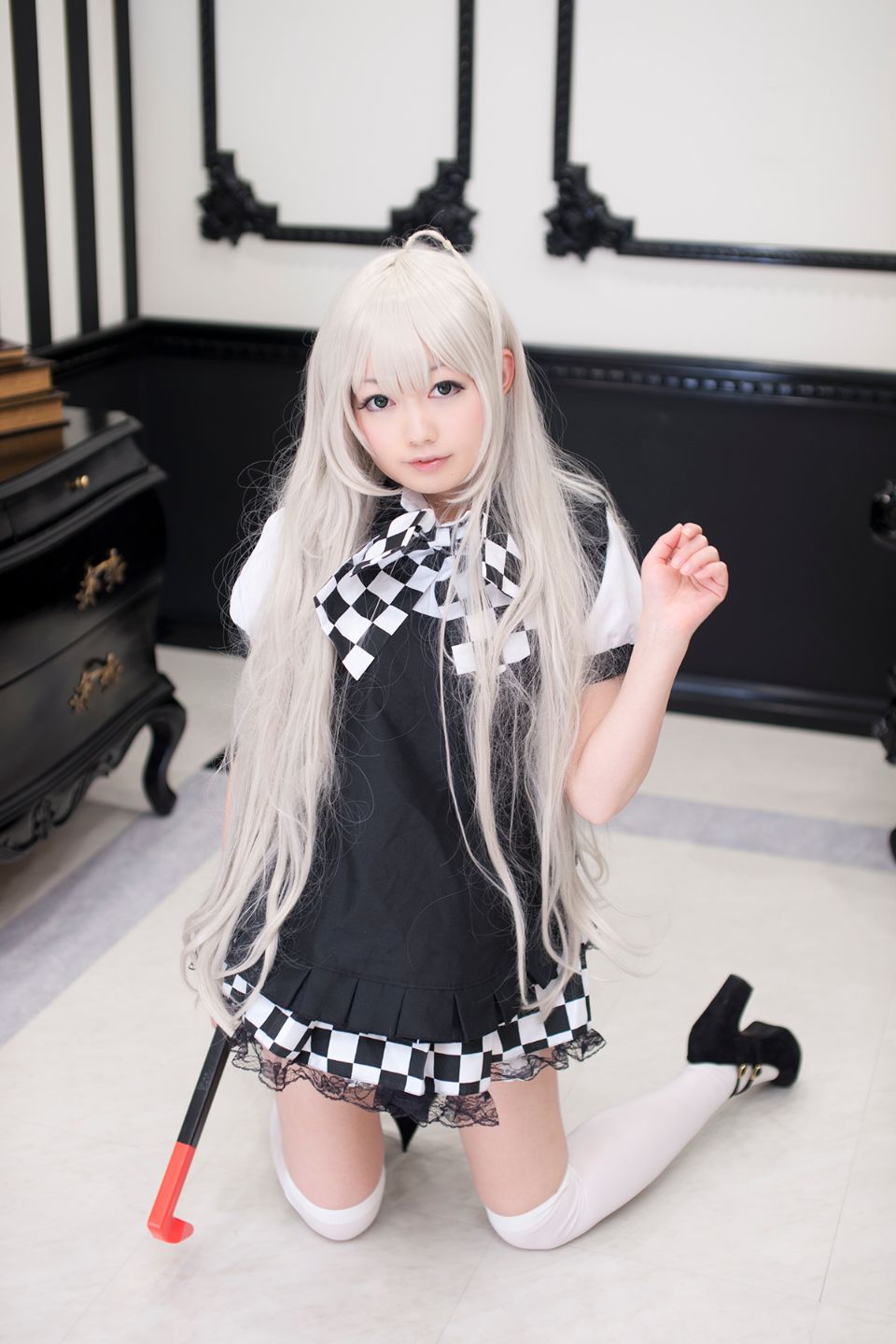 Nyarko cạo râu bò với bộ đồ bơi và vớ đầu gối yêu thích của cô ấy!