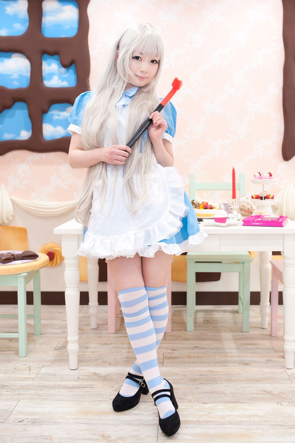 Nyarko cạo râu bò với bộ đồ bơi và vớ đầu gối yêu thích của cô ấy!