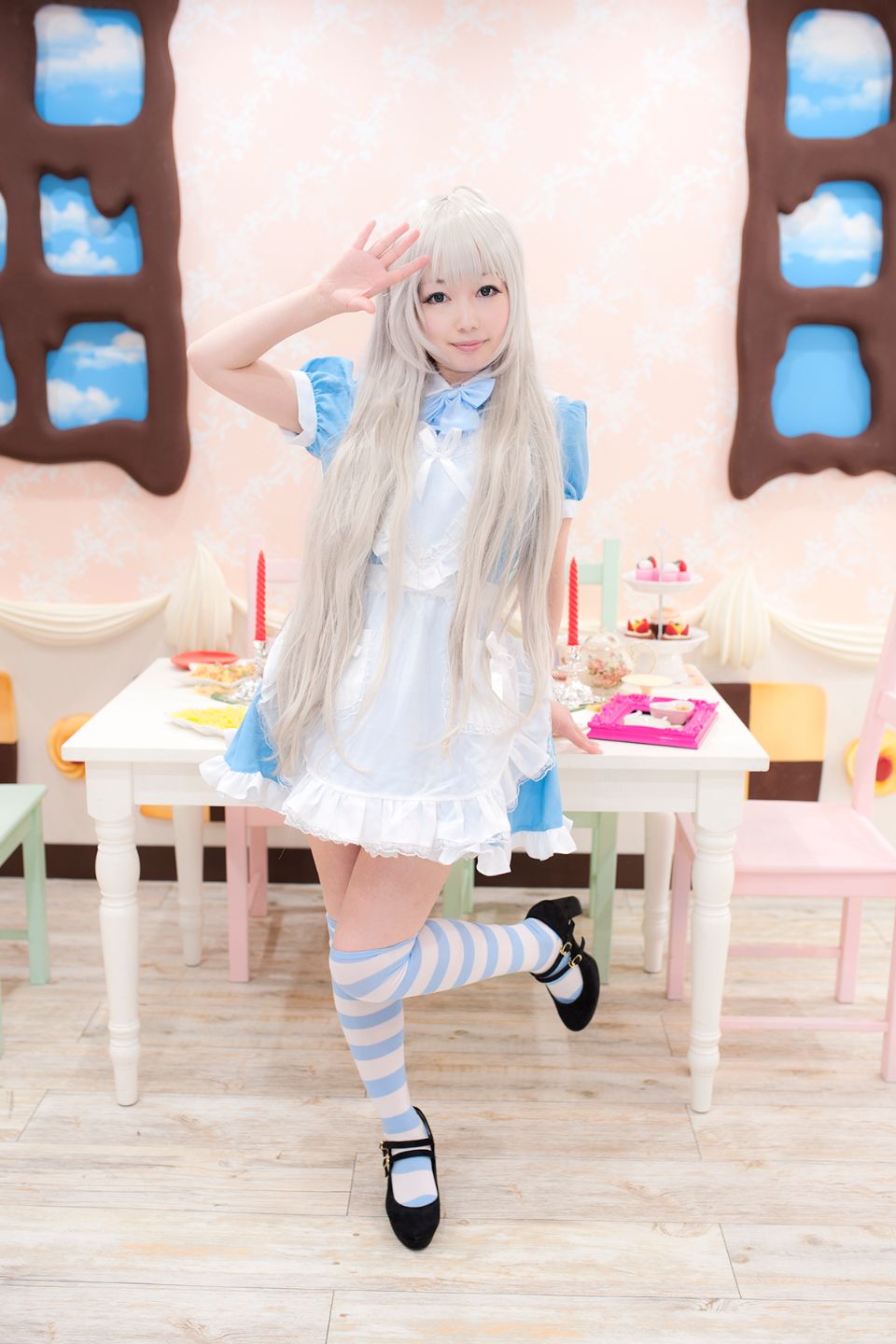 Nyarko cạo râu bò với bộ đồ bơi và vớ đầu gối yêu thích của cô ấy!