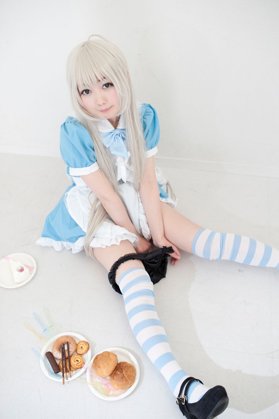 Nyarko cạo râu bò với bộ đồ bơi và vớ đầu gối yêu thích của cô ấy!