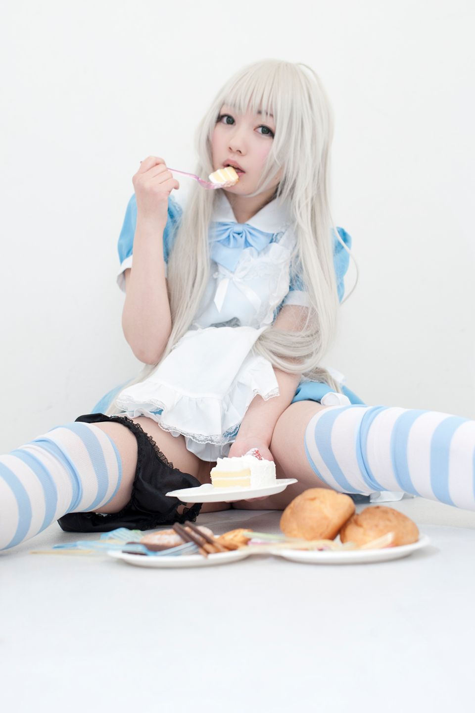 Nyarko cạo râu bò với bộ đồ bơi và vớ đầu gối yêu thích của cô ấy!