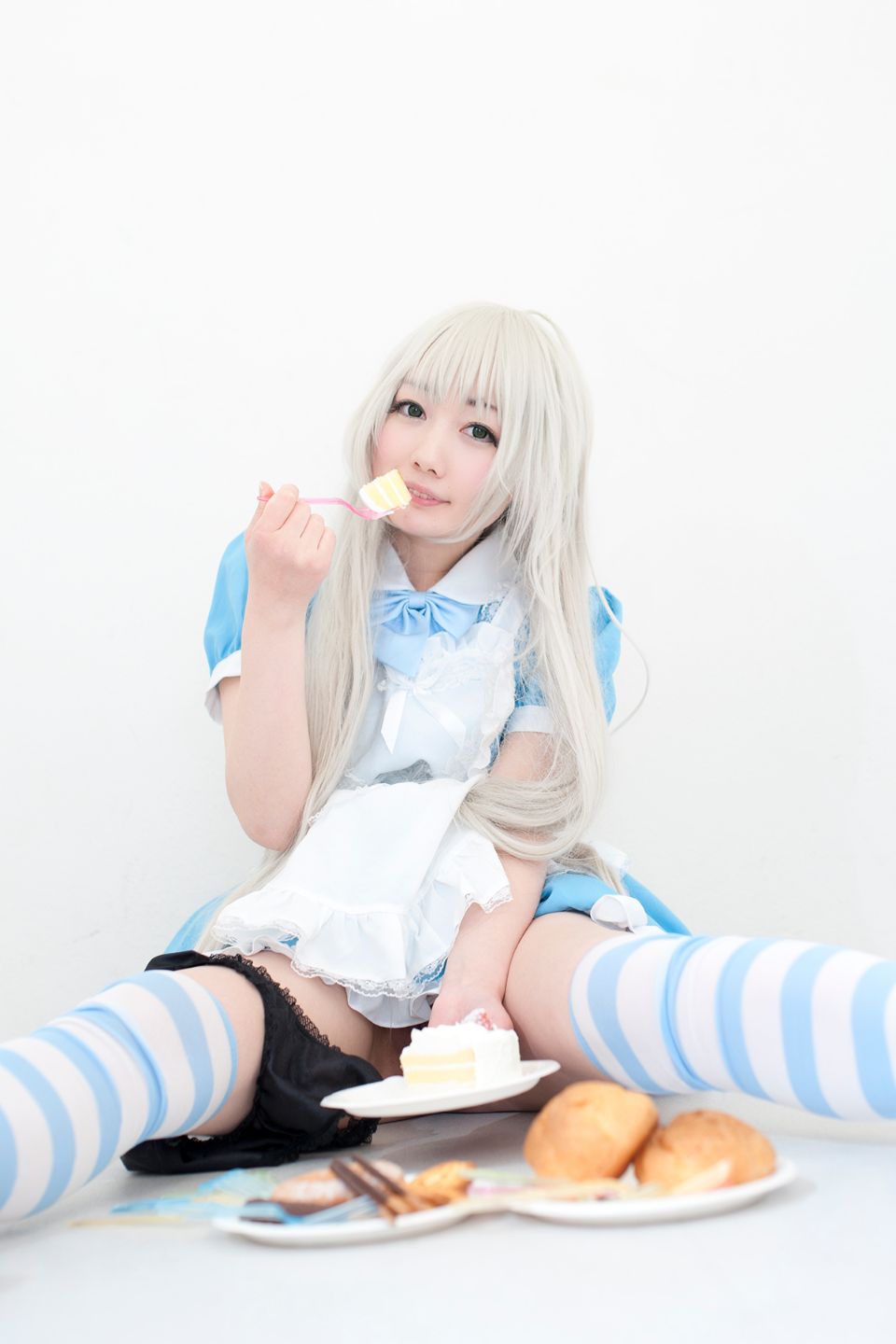 Nyarko cạo râu bò với bộ đồ bơi và vớ đầu gối yêu thích của cô ấy!